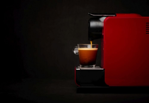 czerwony ekspres do kawy na kapsułki