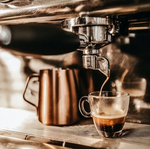 Kawa przelewana z ekspresu kolbowego