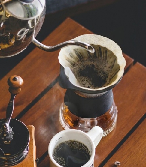 Przelewanie kawy przygotowanej w młynku ręcznym 