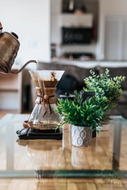 Dolewanie wody z  czajnika w Chemex Classic 