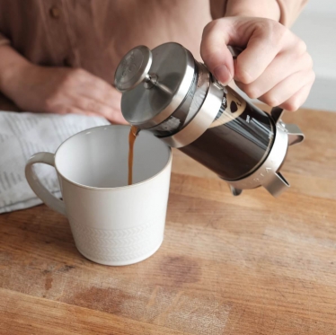 kawa przelewana do kubka z French Press Barista & Co - 3 Cup Plunge Pot - Electric Steel