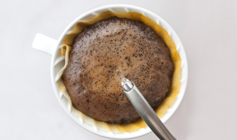 Kawa przygotowywana w dripperze Hario V60-02 