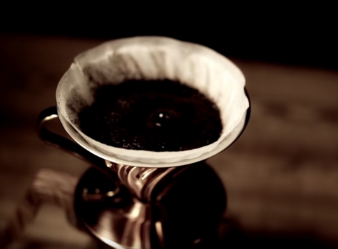 Parzenie kawy w metalowym dripperze Hario V60-02