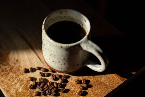 Kubek kawy w otoczeniu ziaren 