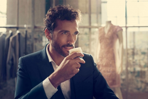 Mężczyzna pijący kawę z ekspresu Saeco PicoBaristo Deluxe SM5560/10