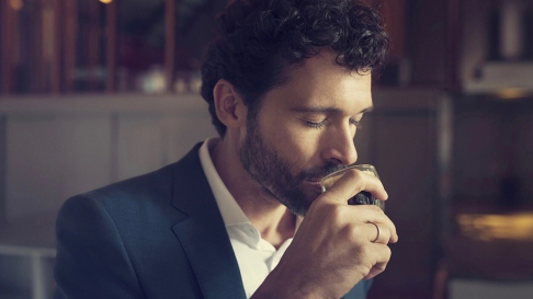 Mężczyzna pijący kawę z ekspresu Saeco PicoBaristo Deluxe SM5570/10