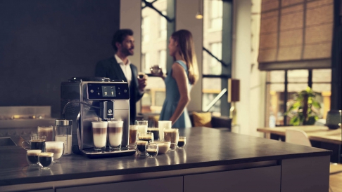 ekspres Saeco na kuchennym blacie