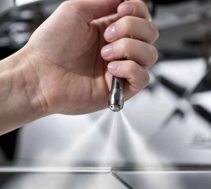 dysza spieniająca w dłoni baristy