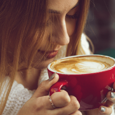 Kobieta pijąca kawę przygotowaną w ekspresie Nivona 
