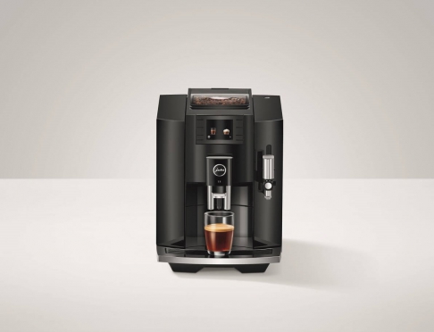 Jura E8 Piano Black (EB) widziany z przodu