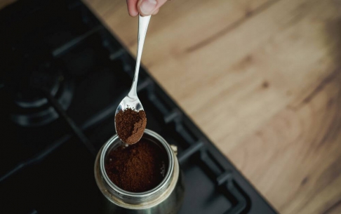 Wsypywanie kawy do sitka kawiarki 