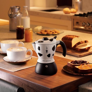 Kawiarka Bialetti Mukka na stoliku w kuchni 