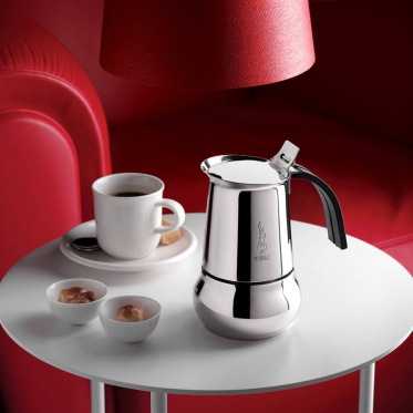 Kawiarka Bialetti Kitty 4TZ na stoliku z filiżanką i deserem