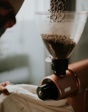 Wsypywanie ziaren kawy do młynka automatycznego