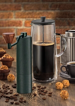 Młynek do Kawy Barista Pro z dzbankiem kawy na kochennym blacie