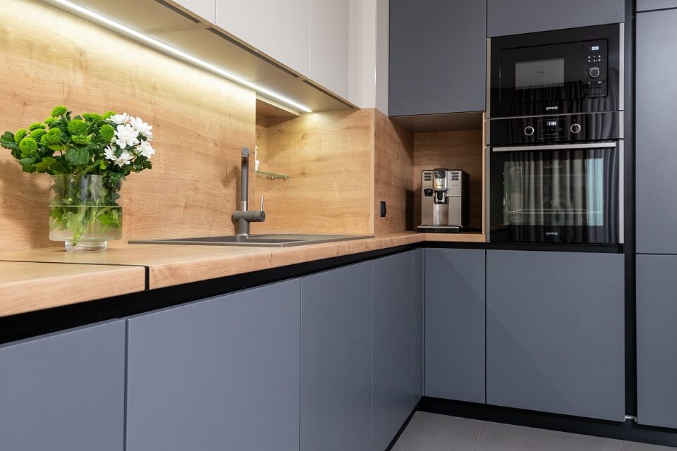 Automatyczny ekspres do kawy do domu - aranżacja w kuchni