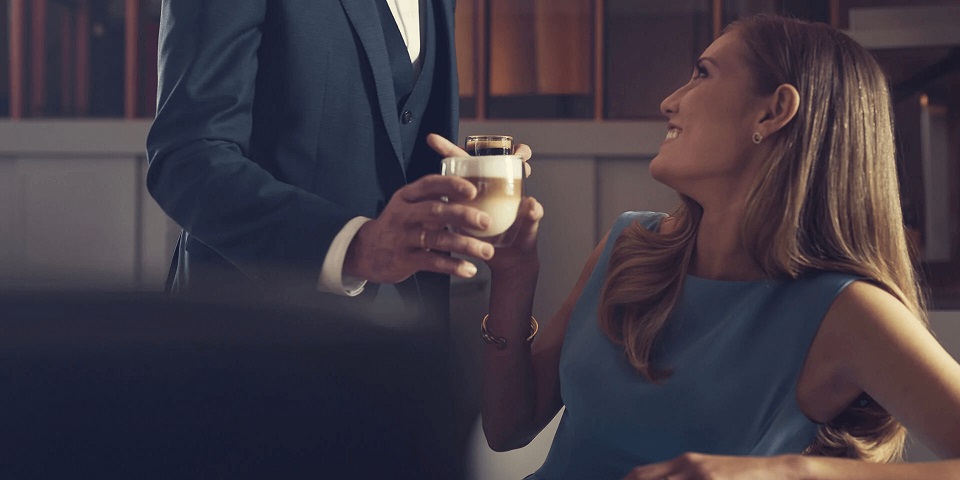 Mężczyzna i kobieta pijący kawę z ekspresu Saeco PicoBaristo SM5473/10