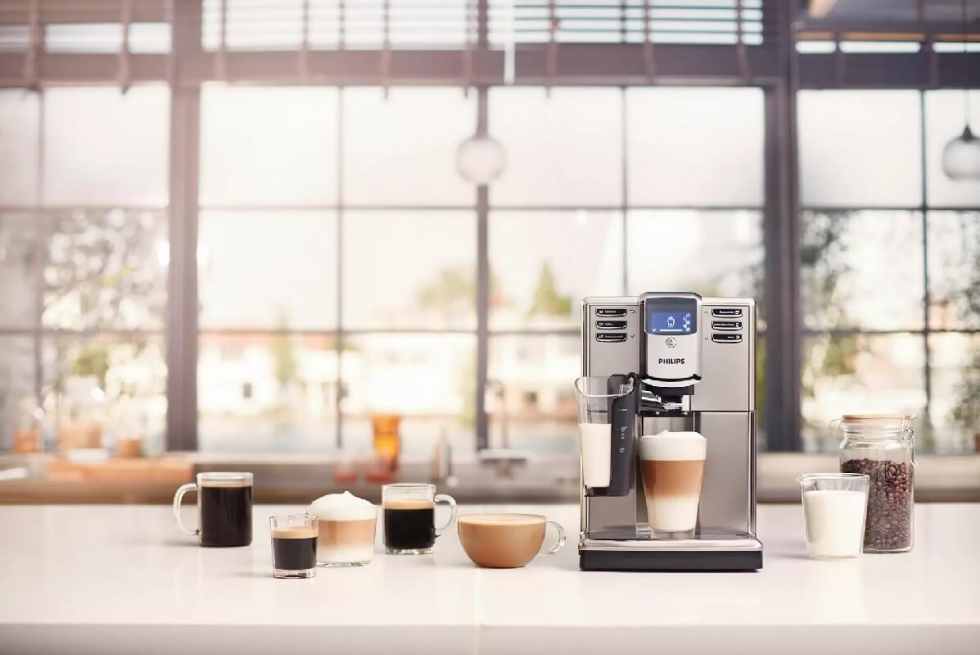 Ekspres Philips z różnymi rodzajami kaw na kuchennym blacie